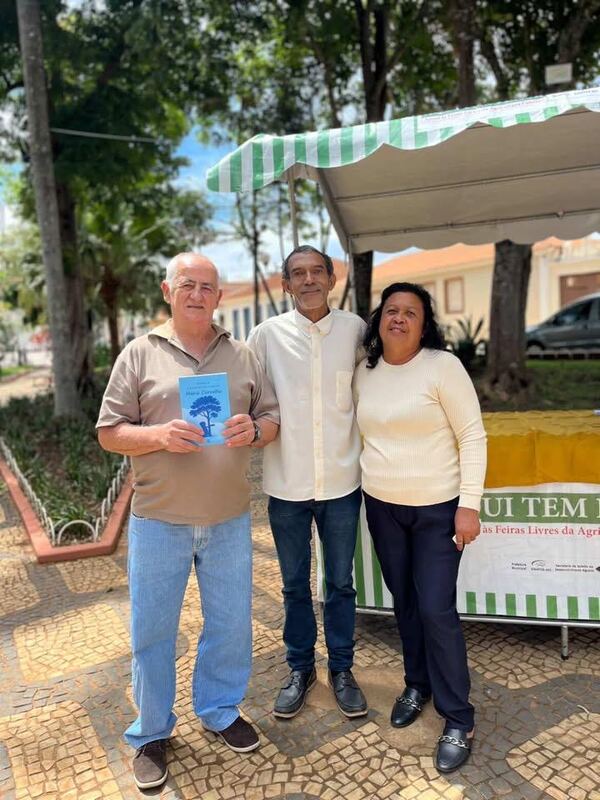 Autor apresentando seu livro em evento