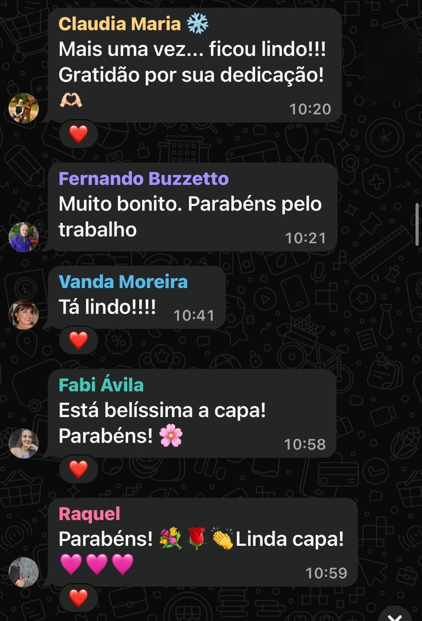 Autora recebendo fotos do seu livro impresso