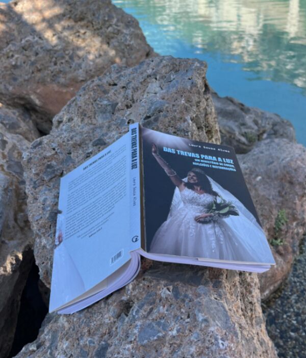 Livro impresso publicado pela Editora Clareira