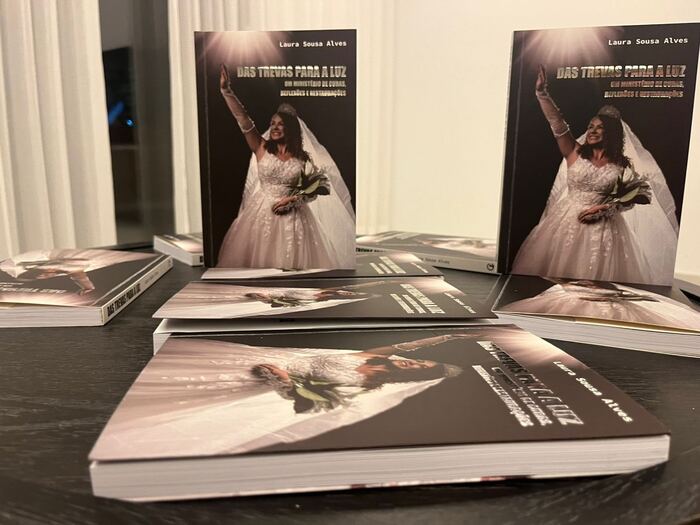 Exemplares impressos de livro publicado pela editora